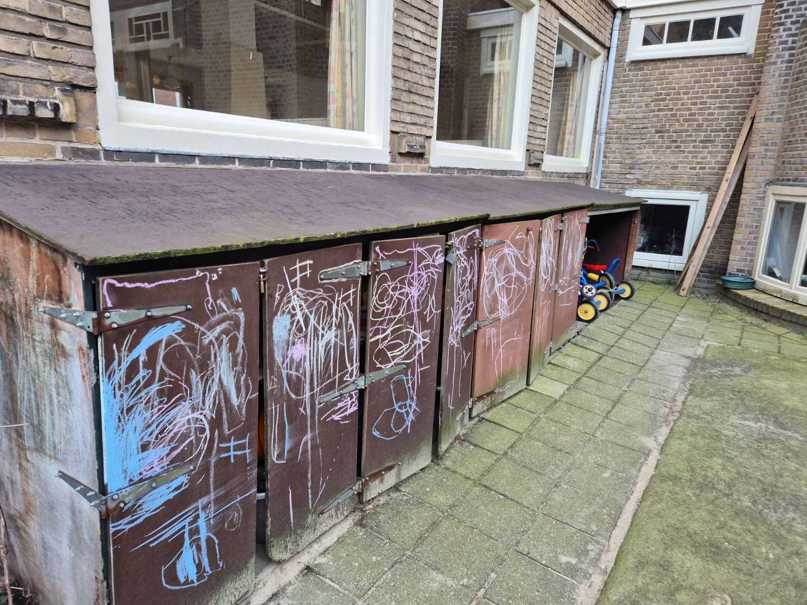 Verouderde opslagruimte voor speelgoed — situatie voor renovatie