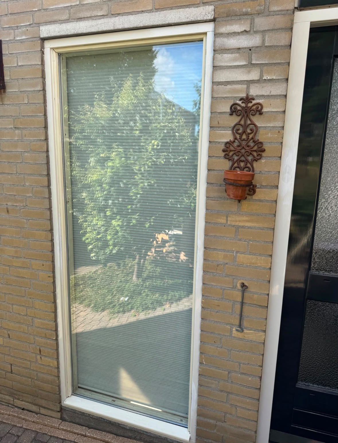 Nieuw raamkozijn op de plek van de oude dichte deur