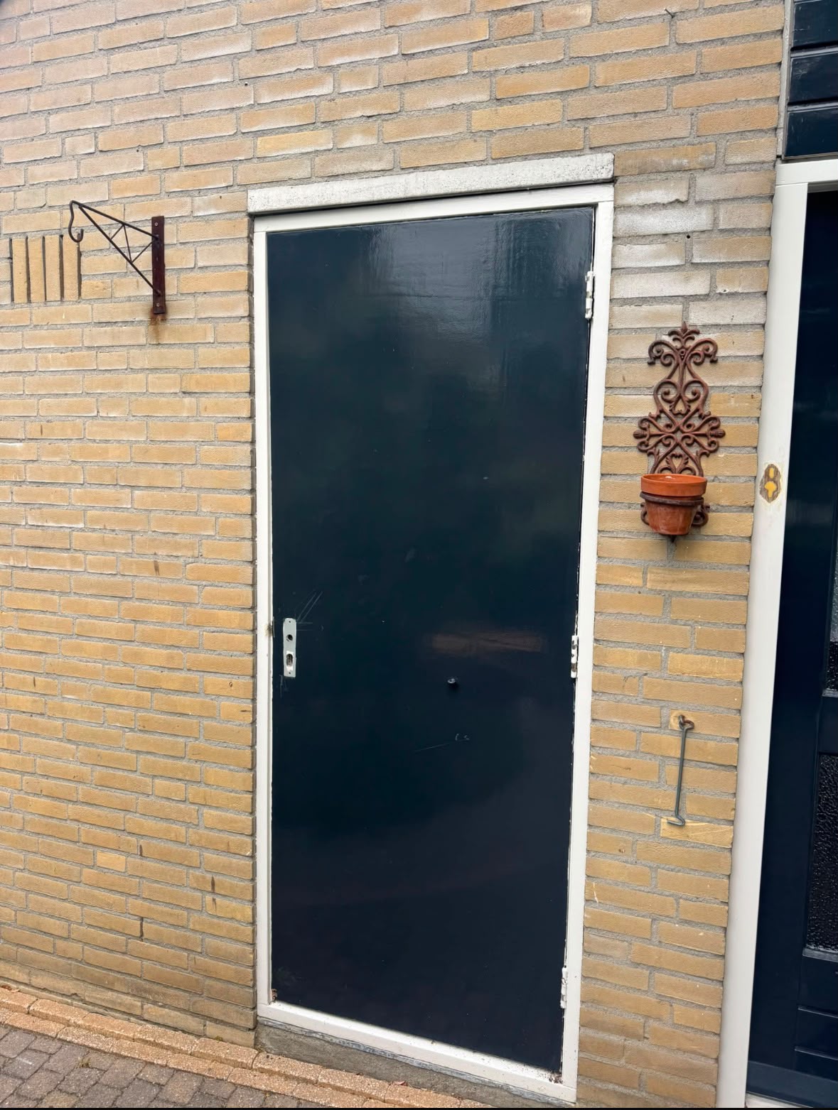 Oude dichte deur in de zijgevel voor de renovatie