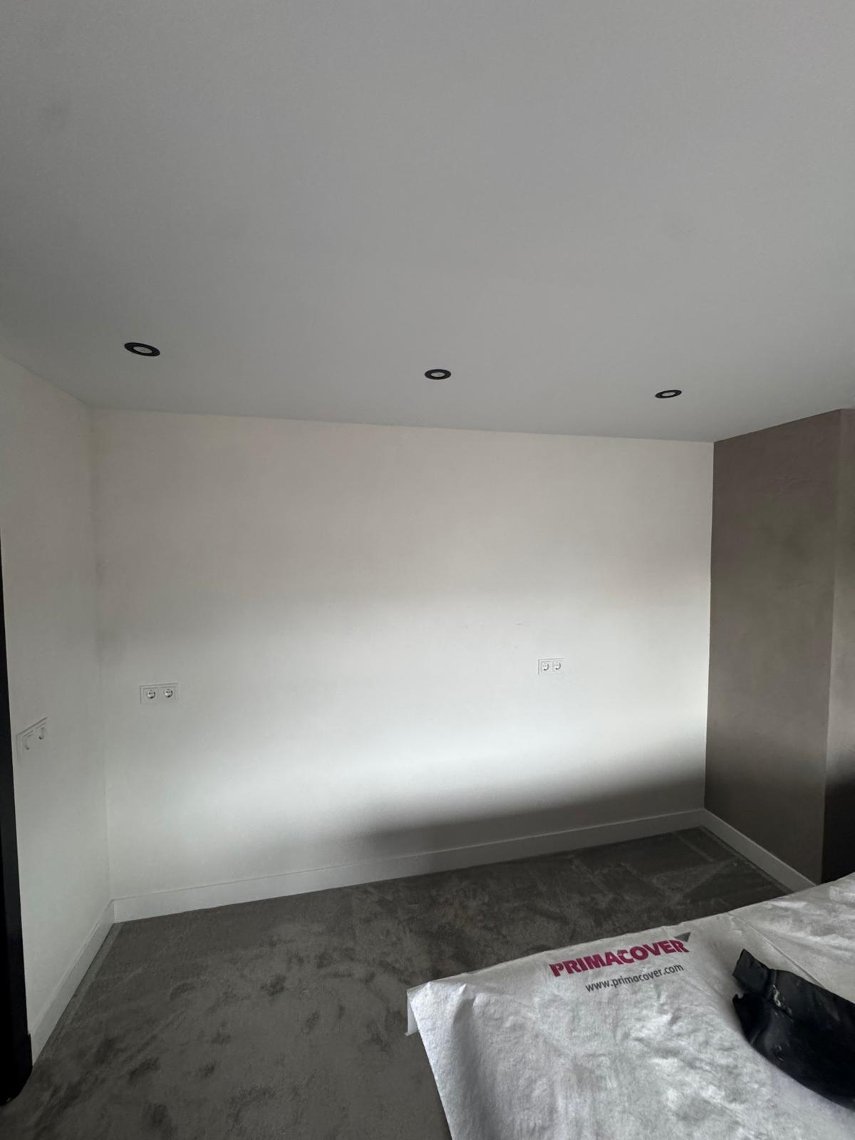 Slaapkamerwand voor plaatsing van de kastenwand, strak afgewerkt en voorzien van inbouwspots